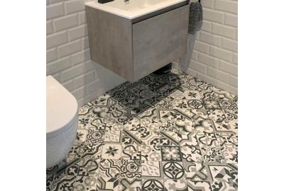 A bathroom with Genoa Grey patterned porcelain tiles  